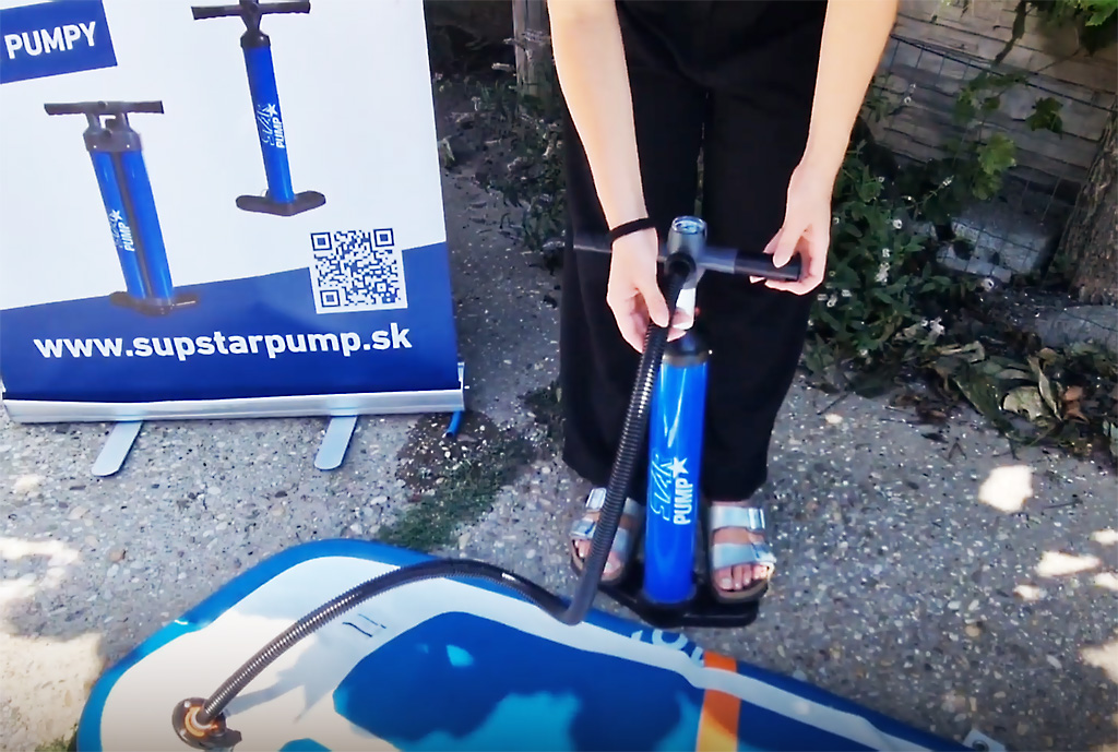Fukanie Paddleboardu rucnou dvojcinnou pumpou